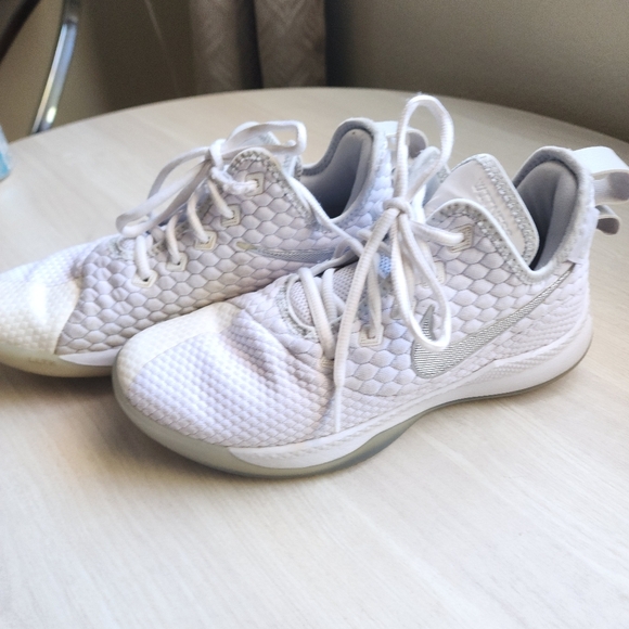 Nike LeBron Witness 3 Shoes in White Chrome size 8 Athletic Basketball Active - Picture 1 of 7